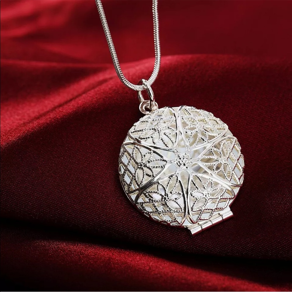 Sterling Silver Starfish Locket Charm Necklace 16” NEW - Picture 3 of 6